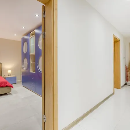 Апартаменты Modern 3br With Private Yard & Bbq By 360 Estates *