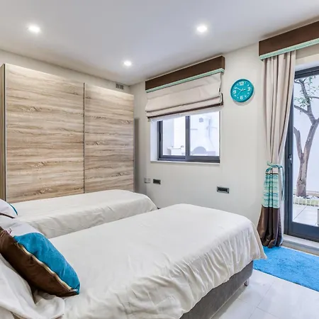 Апартаменты Modern 3br With Private Yard & Bbq By 360 Estates *